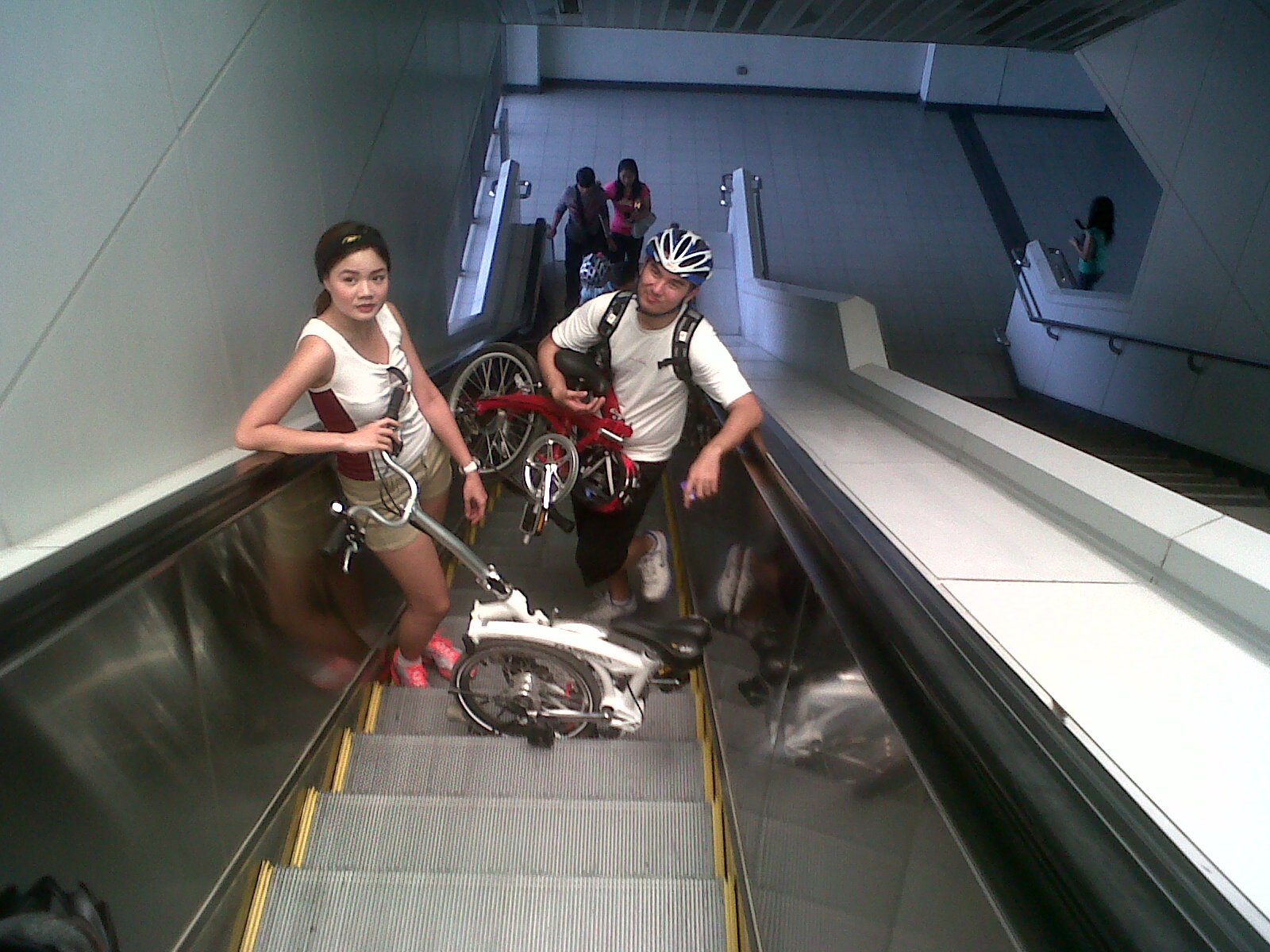 Электросамокат можно в метро. В метро с велосипедом. Велосипед на эскалаторе. Самокат в метро. Провоз велосипеда в метро.